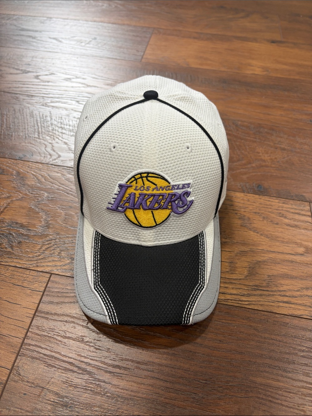New Era 39Thirty Los Angeles Lakers White, Black & Yellow Kids Mesh Cap